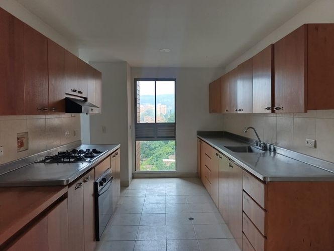 Apartamento de 3 alcobas en arriendo en El Poblado, Medellín, 260 m² · foto 5 de 18