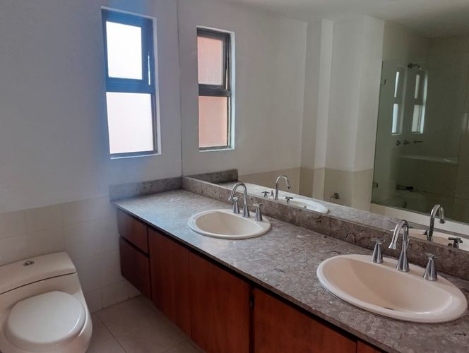 Apartamento de 3 alcobas en arriendo en El Poblado, Medellín, 260 m² · foto 17 de 18