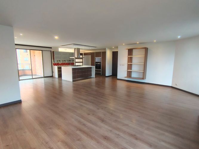 Apartamento de 3 alcobas en venta en El Poblado, Medellín, 150 m² · foto 2 de 18