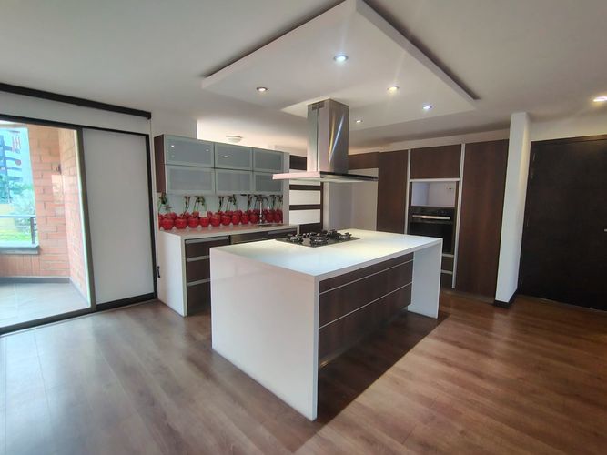 Apartamento de 3 alcobas en venta en El Poblado, Medellín, 150 m² · foto 3 de 18