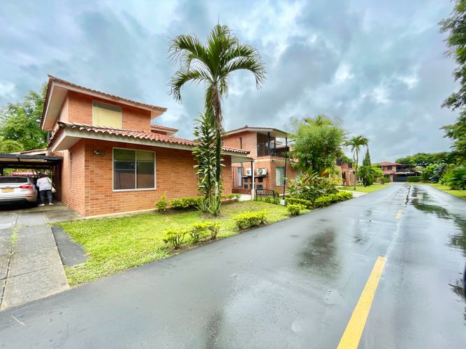 Casa de 3 alcobas en venta en El Castillo, Jamundí, 224 m² · foto 2 de 24