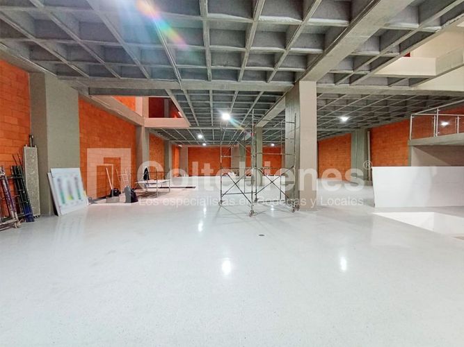 Bodega en arriendo en Perpetuo Socorro, Medellín, 2600 m² · foto 2 de 21