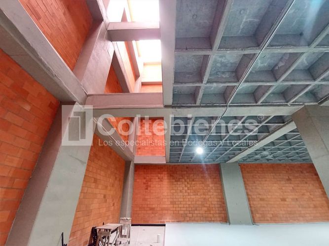 Bodega en arriendo en Perpetuo Socorro, Medellín, 2600 m² · foto 3 de 21