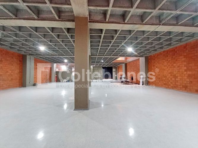 Bodega en arriendo en Perpetuo Socorro, Medellín, 2600 m² · foto 4 de 21