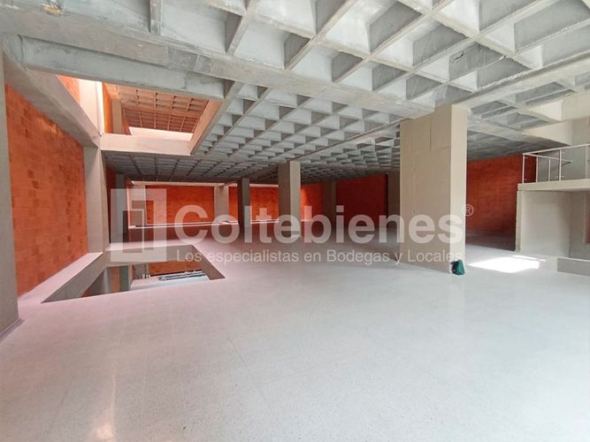 Bodega en arriendo en Perpetuo Socorro, Medellín, 2600 m² · foto 8 de 21