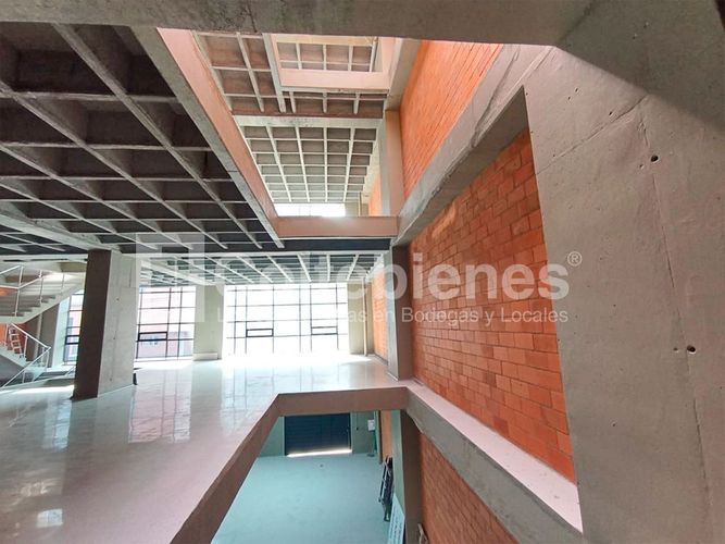 Bodega en arriendo en Perpetuo Socorro, Medellín, 2600 m² · foto 9 de 21