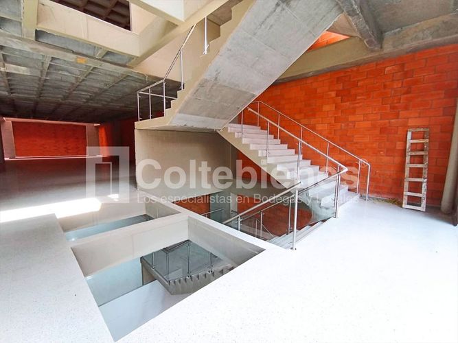 Bodega en arriendo en Perpetuo Socorro, Medellín, 2600 m² · foto 11 de 21