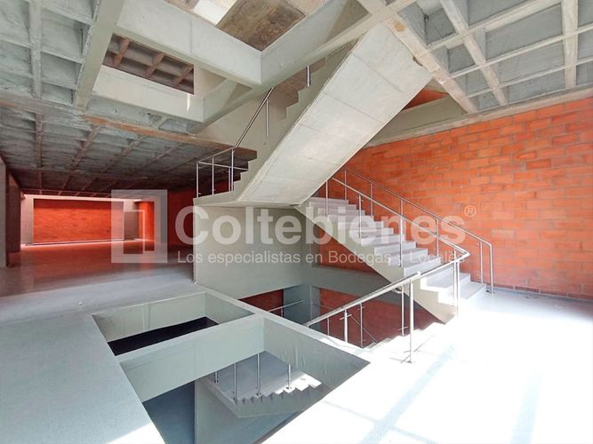 Bodega en arriendo en Perpetuo Socorro, Medellín, 2600 m² · foto 13 de 21