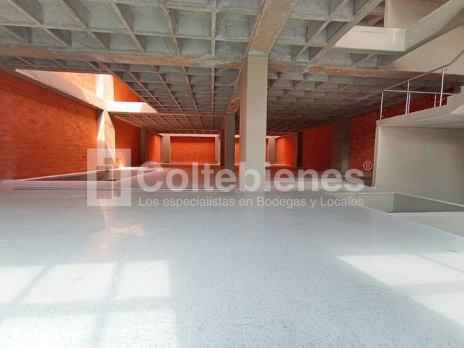 Bodega en arriendo en Perpetuo Socorro, Medellín, 2600 m² · foto 14 de 21