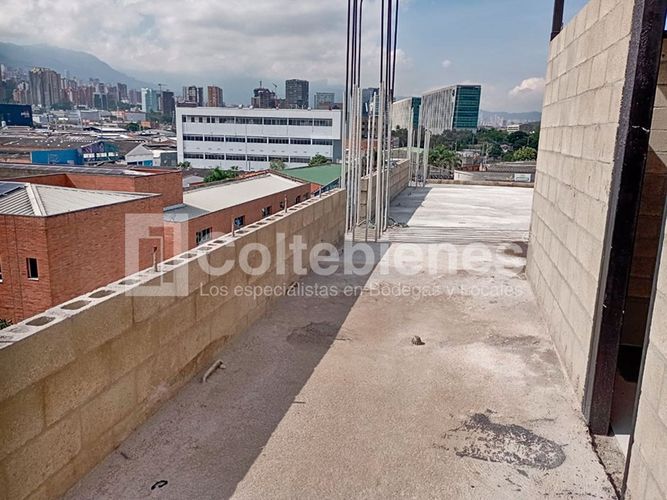 Bodega en arriendo en Perpetuo Socorro, Medellín, 2600 m² · foto 19 de 21