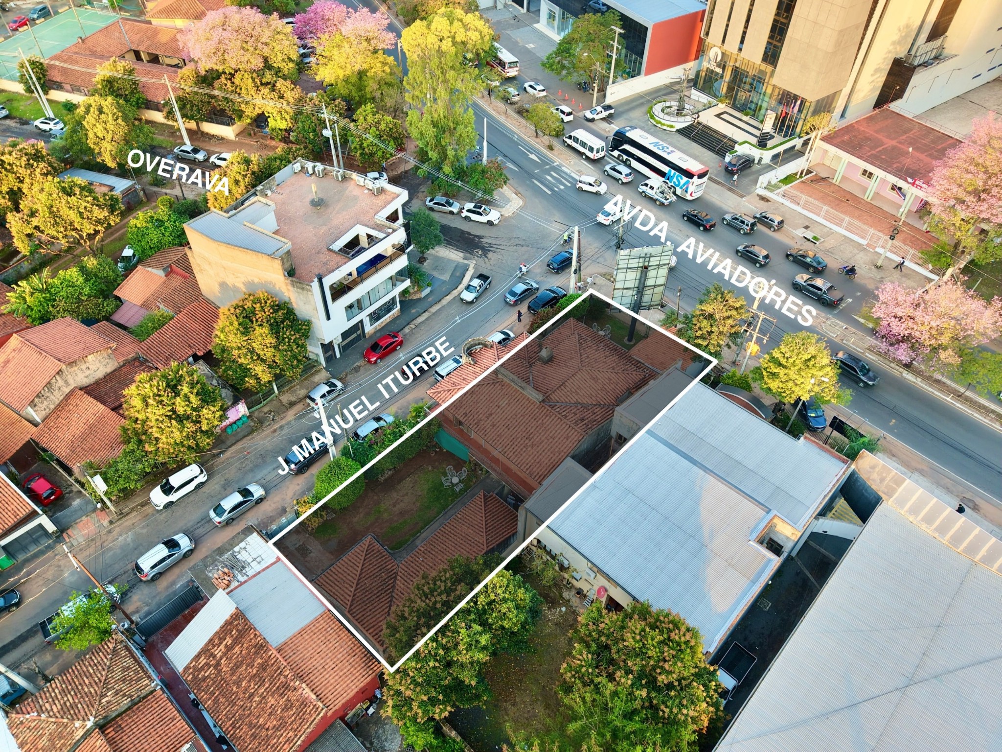 Iponente Terreno en venta en ESQUINA sobre Av Aviadores del Chaco,  568 m2 zona Plaza Moiety, Paso La Galeria Shoping del Sol — foto 2