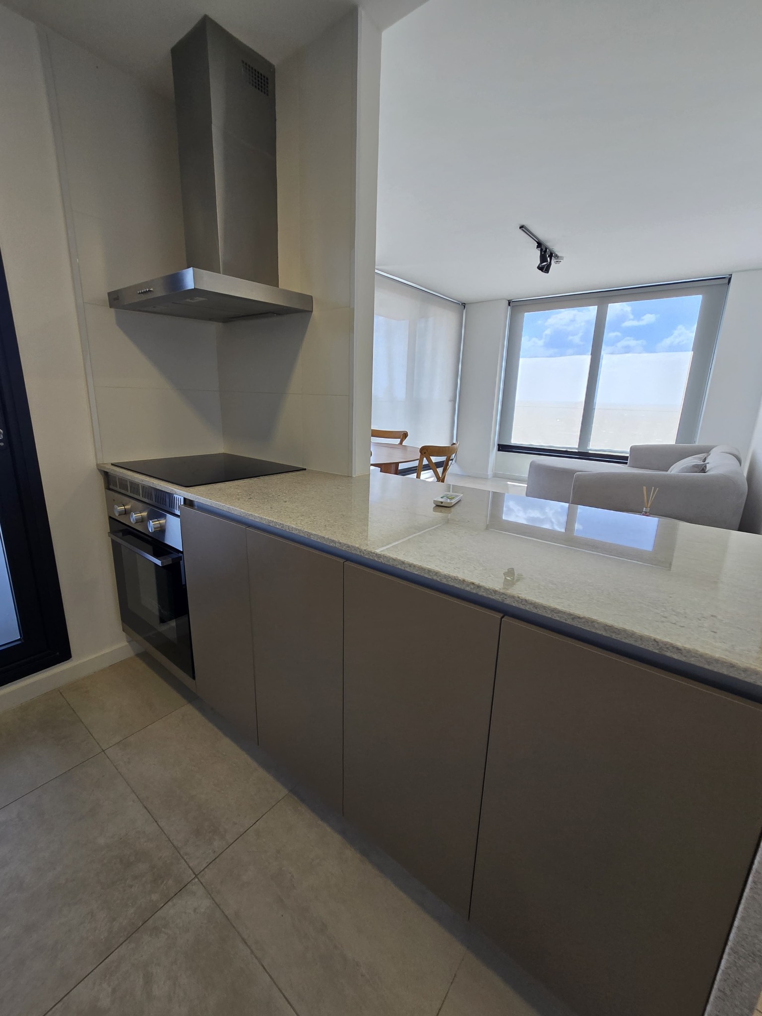 *ALQUILO EDIFICIO FEEL 2 DORMITORIOS AMOBLADO C/COCHERA USD 1500 + IVA* — foto 2