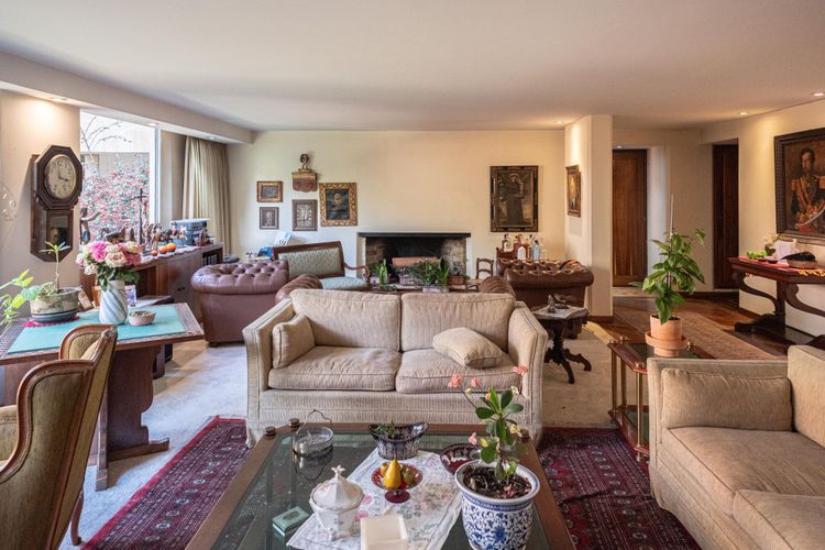 Apartamento de 3 alcobas en venta en Los Rosales, Bogotá, 234 m² · foto 2 de 24