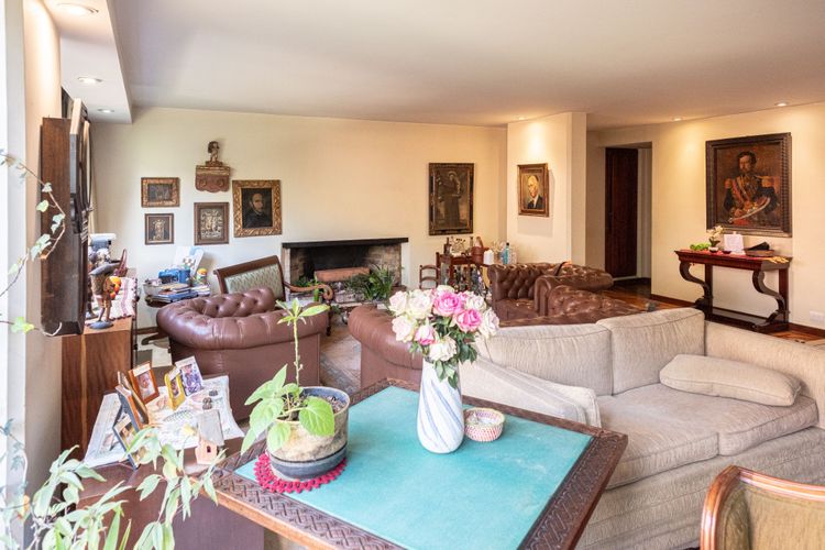 Apartamento de 3 alcobas en venta en Los Rosales, Bogotá, 234 m² · foto 5 de 24
