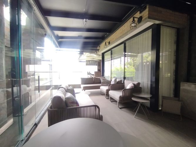 Apartamento de 3 alcobas en arriendo en El Poblado, Medellín, 250 m² · foto 3 de 16