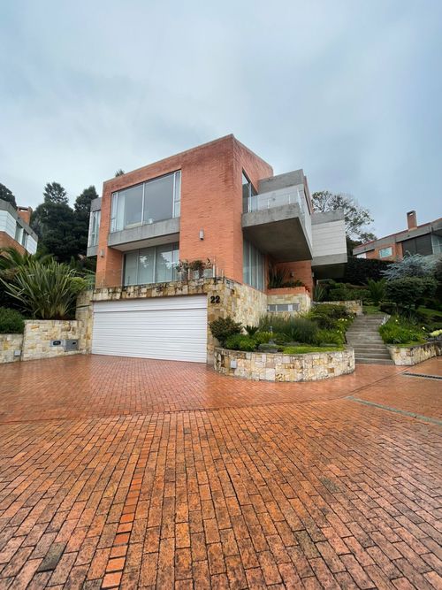 Casa de 4 alcobas en venta en Gratamira, Bogotá, 681 m² · foto 2 de 24