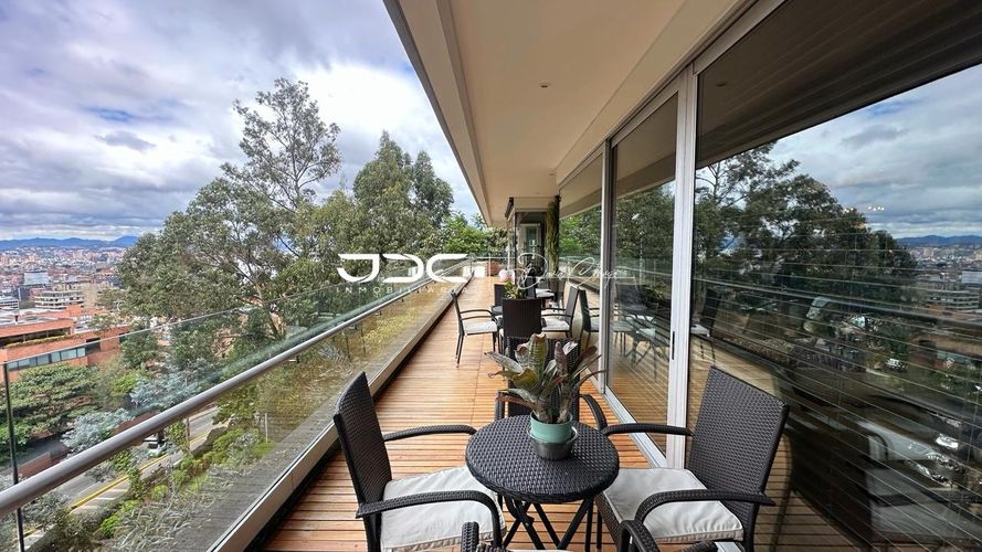 Apartamento de 4 alcobas en venta en Los Rosales, Bogotá, 452 m² · foto 13 de 14