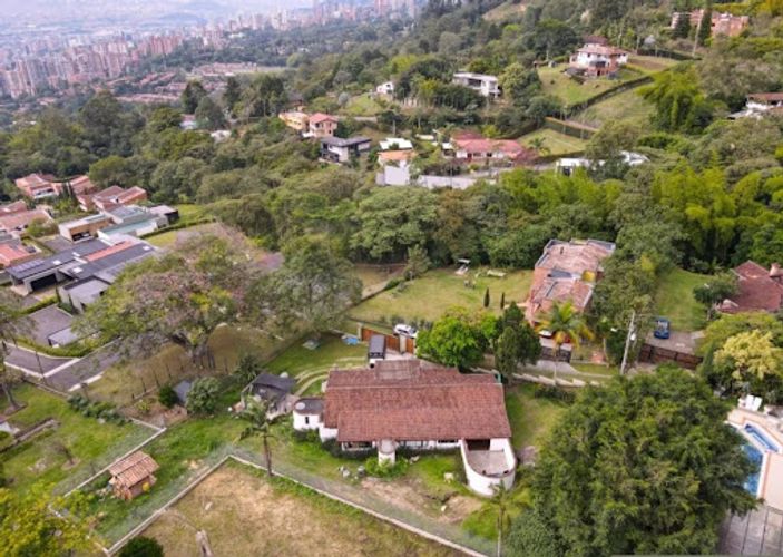 Casa de 5 alcobas en venta en Loma Del Escobero, Envigado · foto 11 de 12
