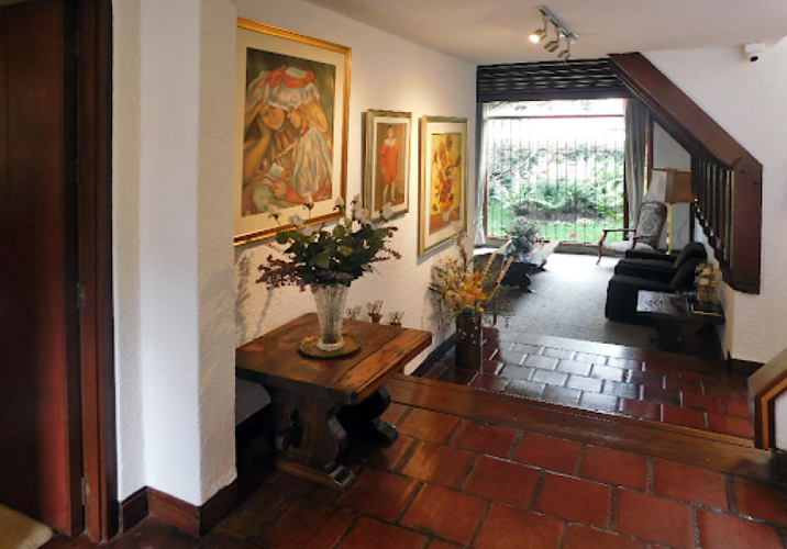 Casa de 3 alcobas en venta en Santa Barbara Central, Bogotá, 246 m² · foto 2 de 23