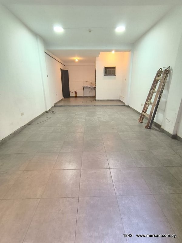 SALÓN COMERCIAL - FDO. DE LA MORA Z/ SUR - 38 M2 (CÓD. 1242) — foto 2