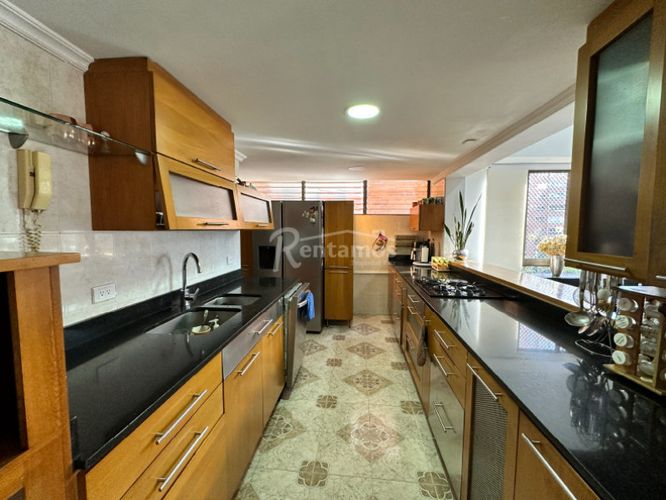 Apartamento de 4 alcobas en venta en Los Naranjos, Medellín, 265 m² · foto 2 de 24