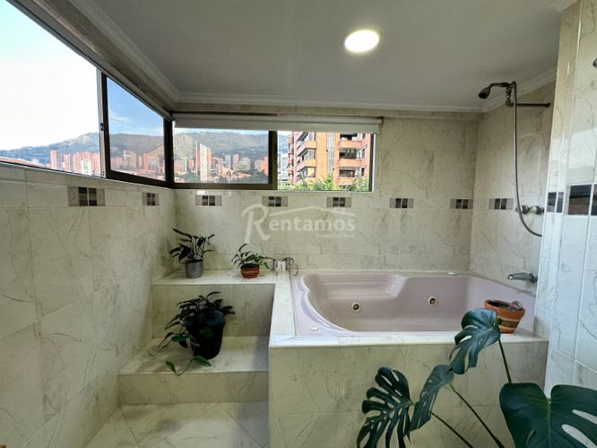 Apartamento de 4 alcobas en venta en Los Naranjos, Medellín, 265 m² · foto 4 de 24