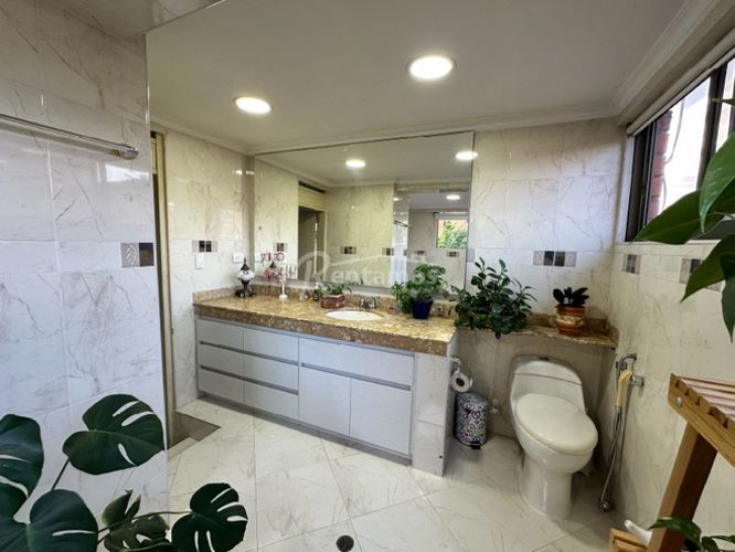 Apartamento de 4 alcobas en venta en Los Naranjos, Medellín, 265 m² · foto 16 de 24