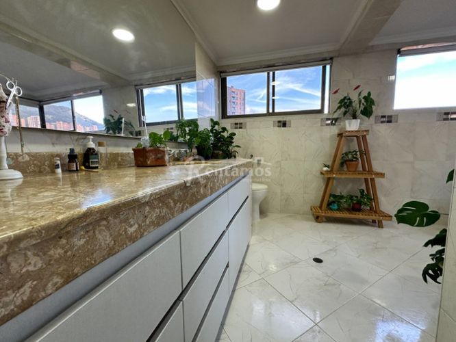 Apartamento de 4 alcobas en venta en Los Naranjos, Medellín, 265 m² · foto 17 de 24