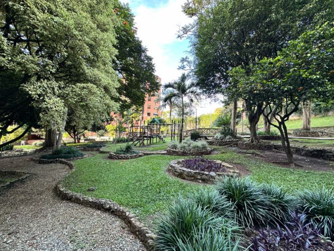 Apartamento de 4 alcobas en venta en Los Naranjos, Medellín, 265 m² · foto 24 de 24