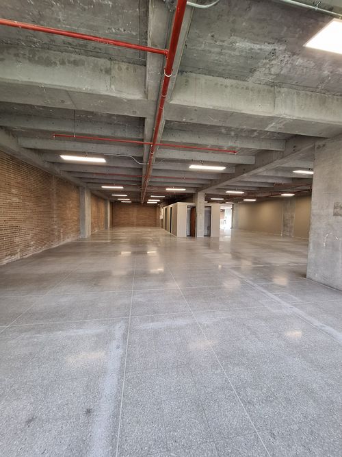 Oficina en arriendo en Rodeo Alto, Medellín, 365 m² · foto 2 de 5
