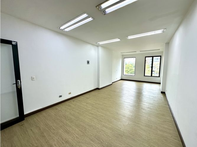 Oficina en arriendo en Milla De Oro, Medellín, 35 m² · foto 2 de 12