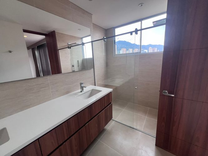 Apartamento de 5 alcobas en arriendo en El Poblado, Medellín, 200 m² · foto 16 de 21