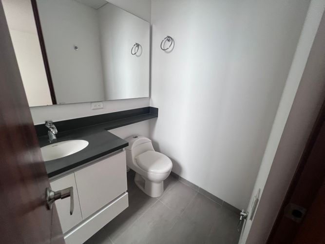 Apartamento de 5 alcobas en arriendo en El Poblado, Medellín, 200 m² · foto 19 de 21
