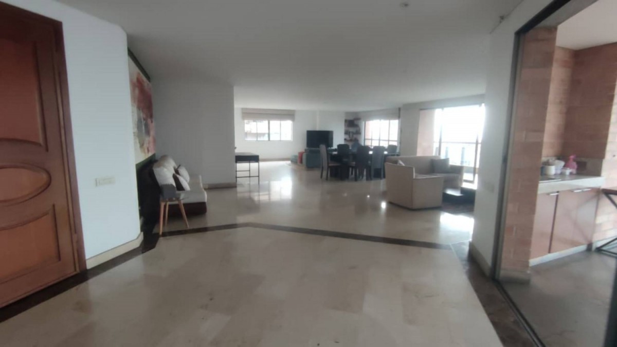 Apartamento en arriendo en El Poblado, Medellín · foto 3 de 23
