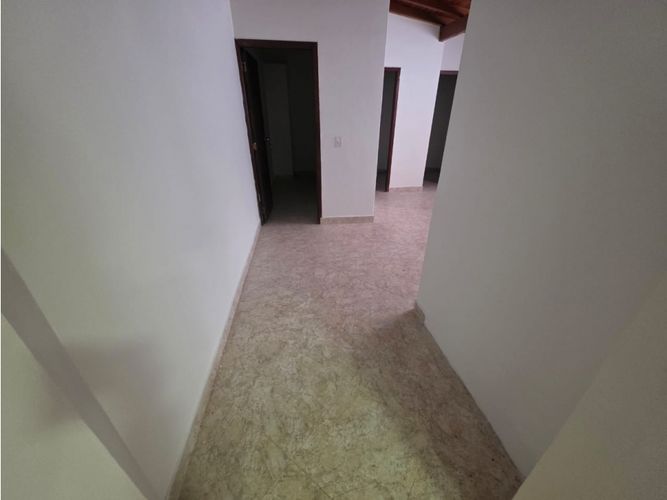 Casa de 7 alcobas en arriendo en La Florida, Medellín, 300 m² · foto 4 de 12
