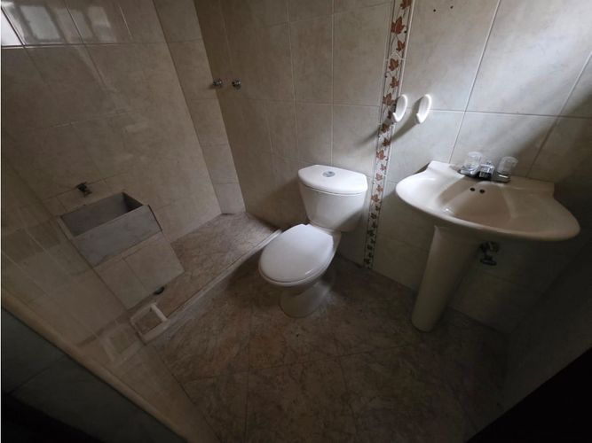 Casa de 7 alcobas en arriendo en La Florida, Medellín, 300 m² · foto 8 de 12