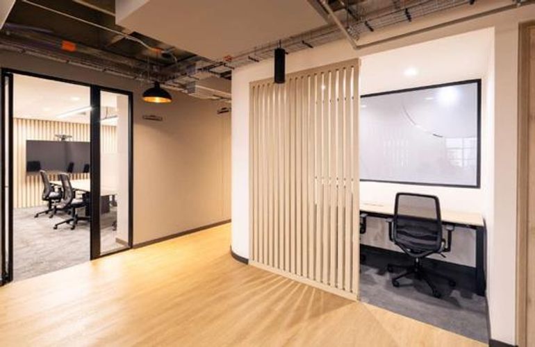 Oficina en arriendo en El Poblado, Medellín, 277 m² · foto 3 de 3