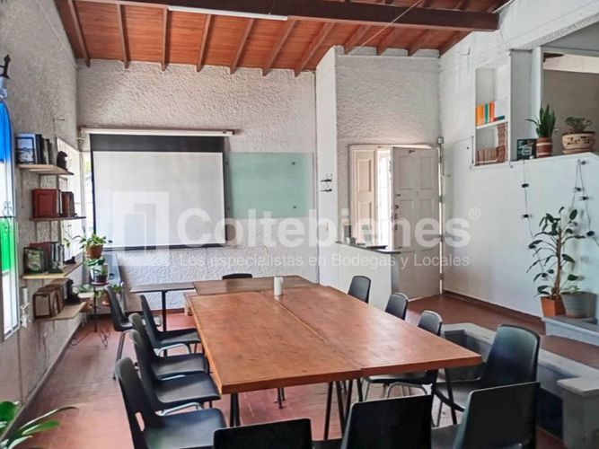 Casa de 10 alcobas en venta en Patio Bonito, Medellín, 300 m² · foto 2 de 16