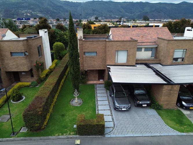 Casa de 3 alcobas en arriendo en Pueblo Viejo, Cota, 180 m² · foto 2 de 24