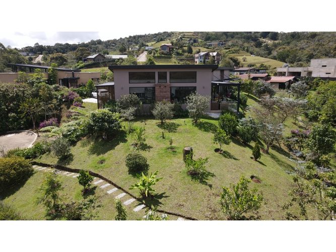 Casa de 3 alcobas en venta en El Capiro, Rionegro, 278 m² · foto 2 de 24