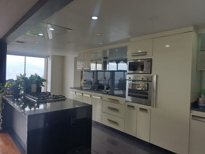 Apartamento de 3 alcobas en arriendo en El Poblado, Medellín, 217 m² · foto 6 de 19