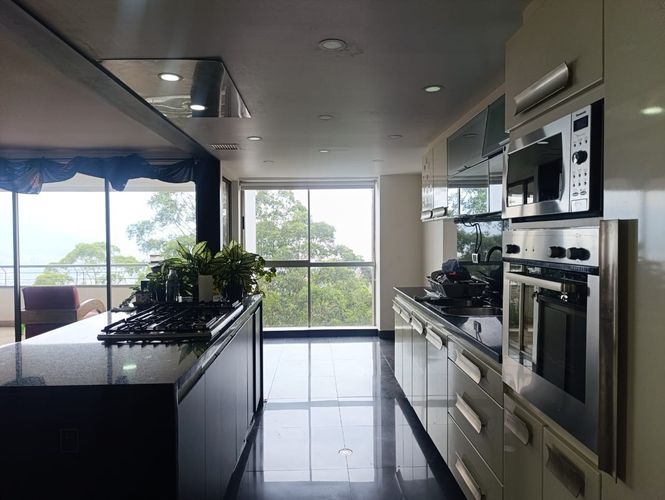 Apartamento de 3 alcobas en arriendo en El Poblado, Medellín, 217 m² · foto 5 de 19