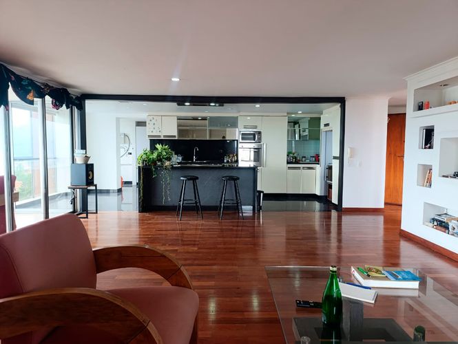 Apartamento de 3 alcobas en arriendo en El Poblado, Medellín, 217 m² · foto 2 de 19