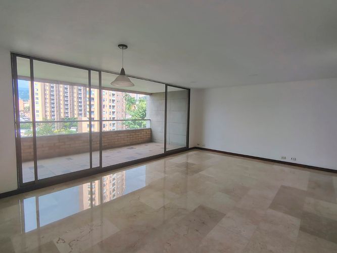 Apartamento de 3 alcobas en arriendo en El Poblado, Medellín, 144 m² · foto 2 de 17