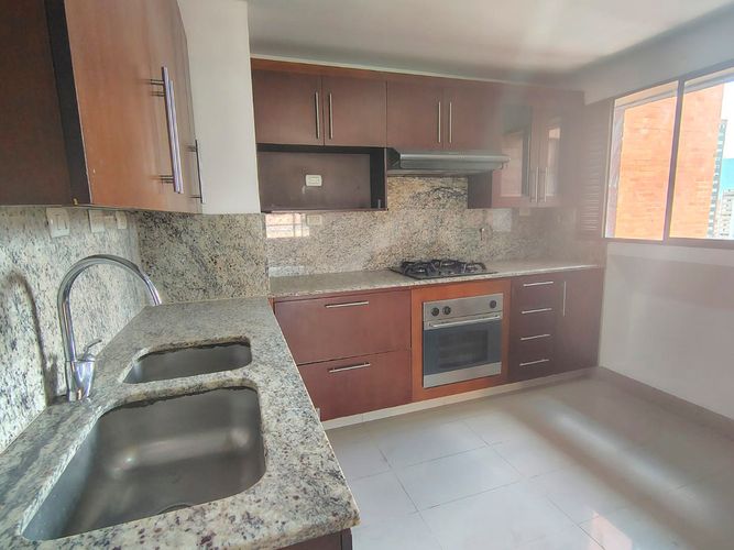 Apartamento de 3 alcobas en arriendo en El Poblado, Medellín, 144 m² · foto 4 de 17