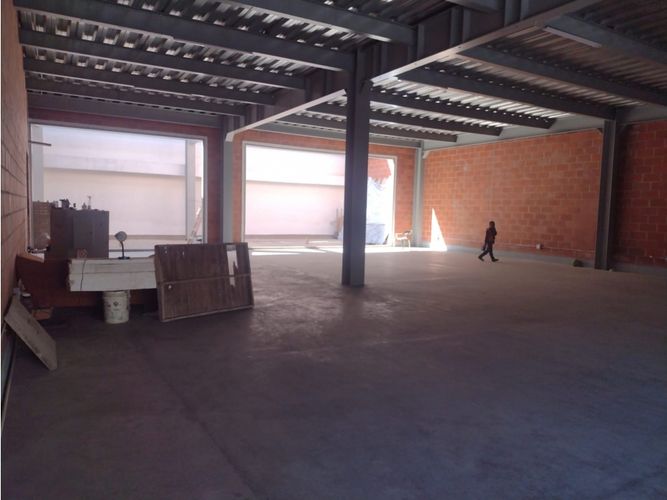 Bodega en arriendo en La America, Medellín, 320 m² · foto 7 de 8