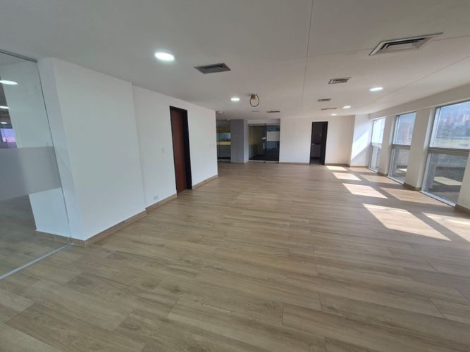Oficina en arriendo en El Poblado, Medellín, 246 m² · foto 3 de 8