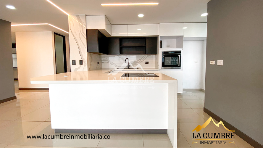 Apartamento de 3 alcobas en arriendo en La Calera, Medellín, 170 m² · foto 2 de 13