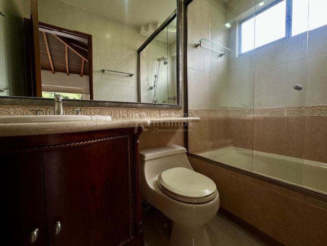 Casa de 3 alcobas en venta en El Poblado, Medellín, 262 m² · foto 22 de 24