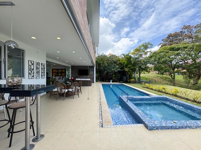 Casa de 5 alcobas en venta en Ruitoque Condominio, Piedecuesta, 592 m² · foto 2 de 24